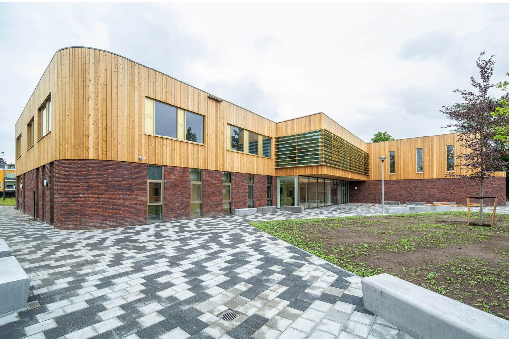 Wellantcollege Naarden afgewerkt met duurzame gevelbekleding van Platowood, toont houten gevel aan gebouw