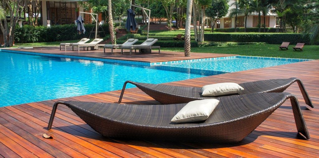 Loungeset aanbieding met comfortabele fauteuils en hoekbanken voor de tuin