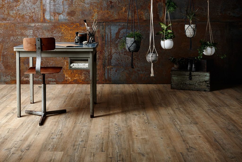 Voorbeelden van laminaatvloeren die eruitzien als houten vloer met diverse kleuren en afwerkingen