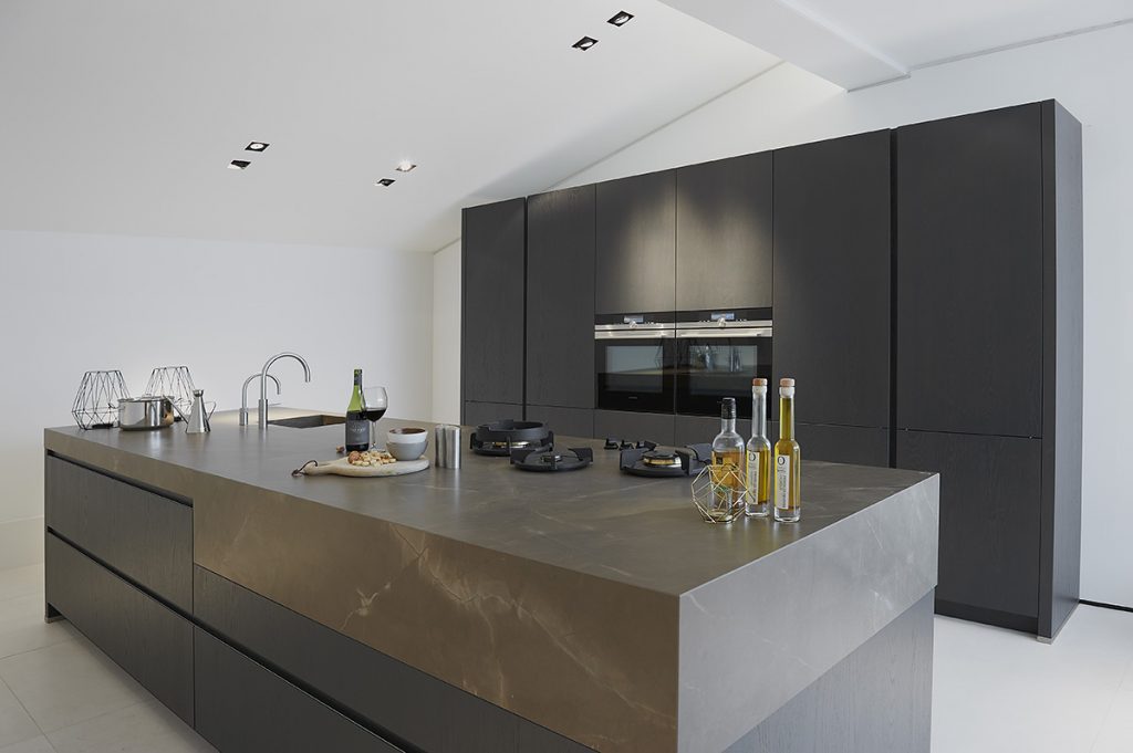 Prachtig marmerlook keukenblad in moderne keuken met elegante afwerking van Kemie