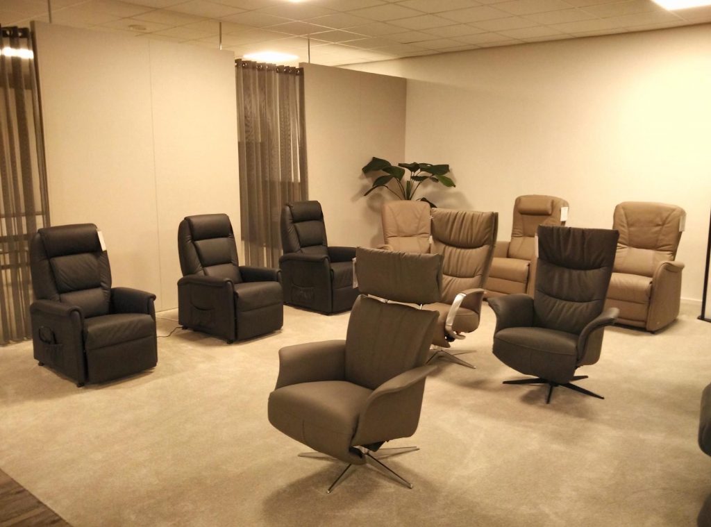 Expert in relaxstoelen in Limburg toont showroom met diverse relaxfauteuils van topmerken