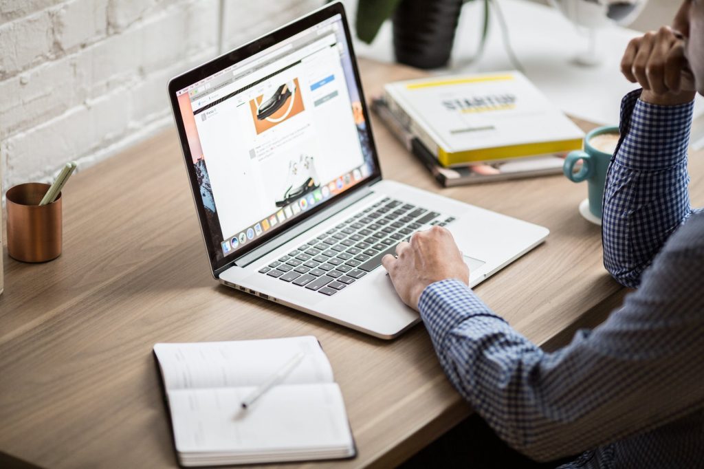 Afbeelding illustreert het zoeken naar de beste webhosting en webhostingservices voor Nederlandse websites