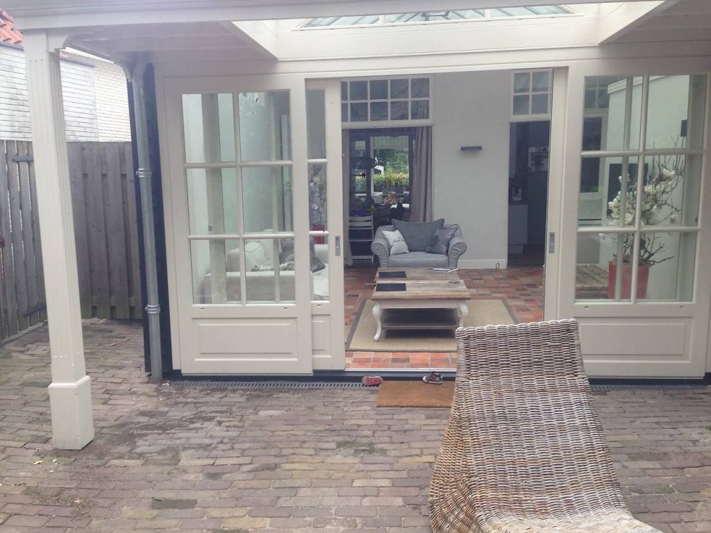 Moderne serre uitbouw in Breda met openslaande deuren en natuurlijk licht voor extra woonruimte