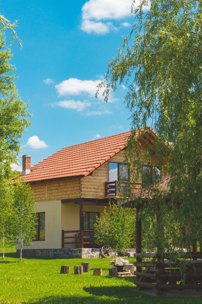 Prachtig aangelegde tuin met natuurlijke elementen, beplanting en bestrating voor een complete tuintransformatie