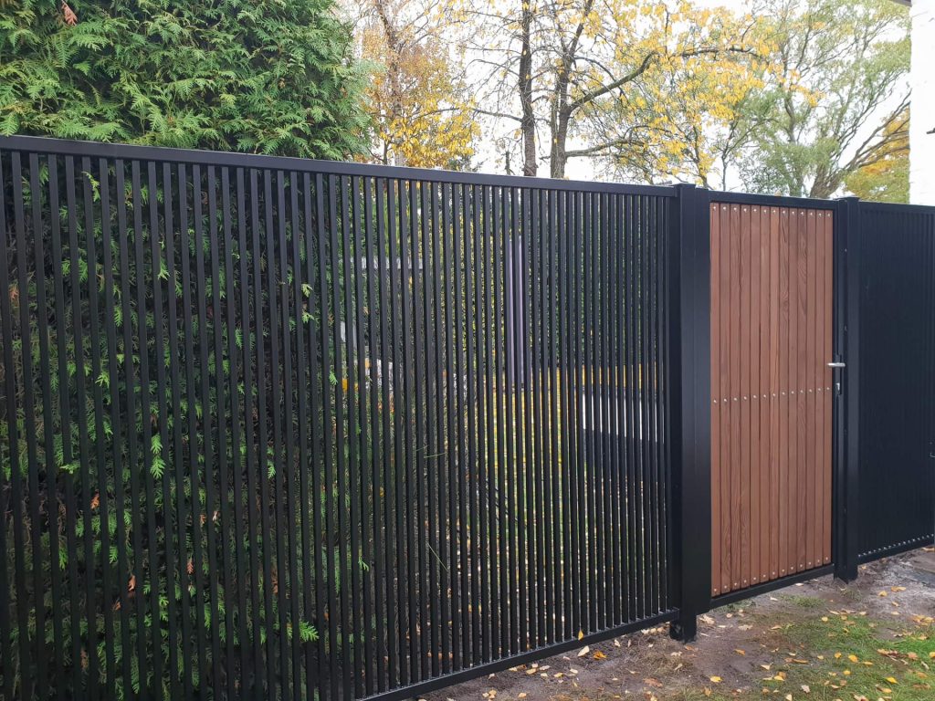 Modern spijlenhekwerk met houten poort als sierpoort op maat voor de entree van een woning