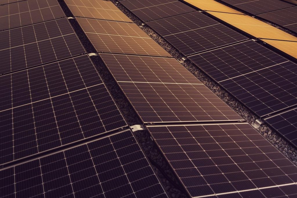 Infographic met ongeschreven regels voor het kiezen van zonnepanelen: prijs, efficiëntie, duurzaamheid en lokale klimaatfacto