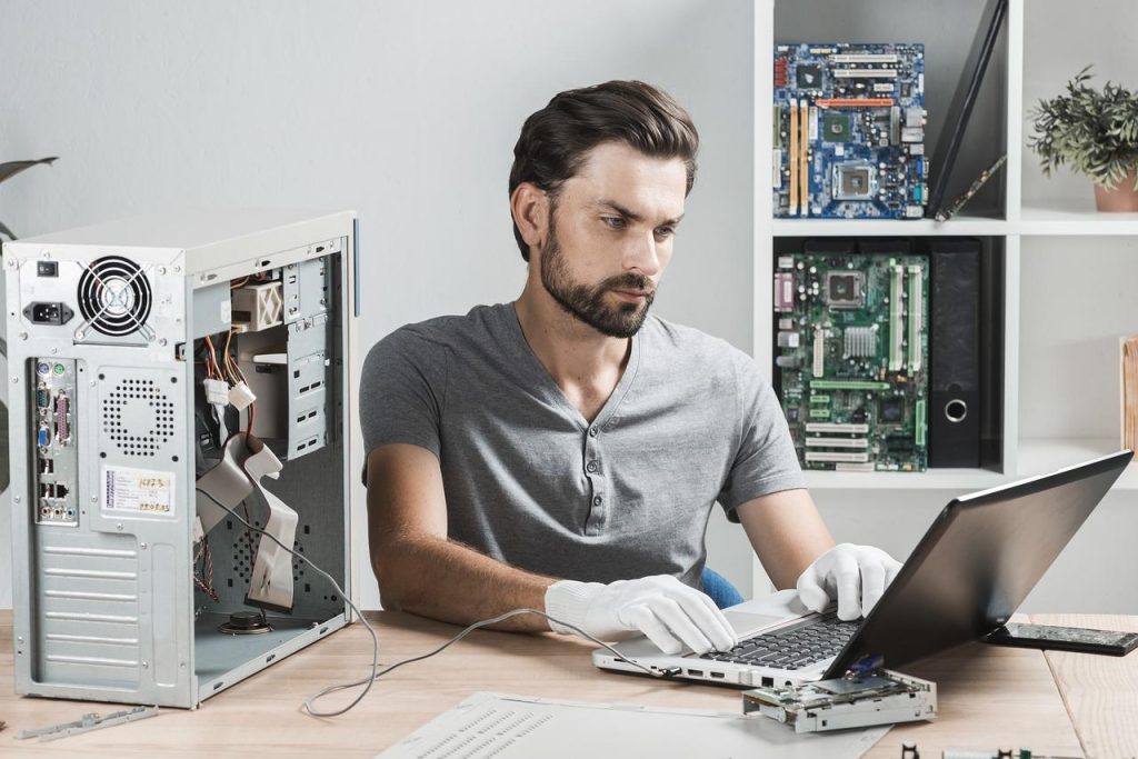 Computer reparatie in Maastricht: technicus voert diagnostische check uit op defecte computer