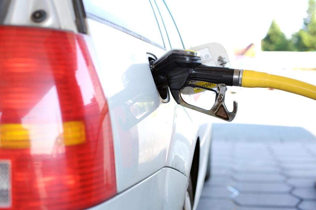 Alphen aan den Rijn's Green Gas Station Revolution met zonne-energiepanelen, elektrische laadpalen en duurzame brandstoffen