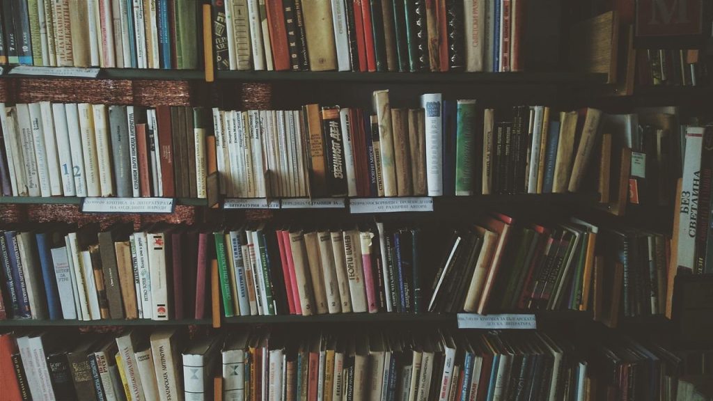 Boekhandel in Roermond ingang met boekenrek, plek voor lezers en boekenliefhebbers