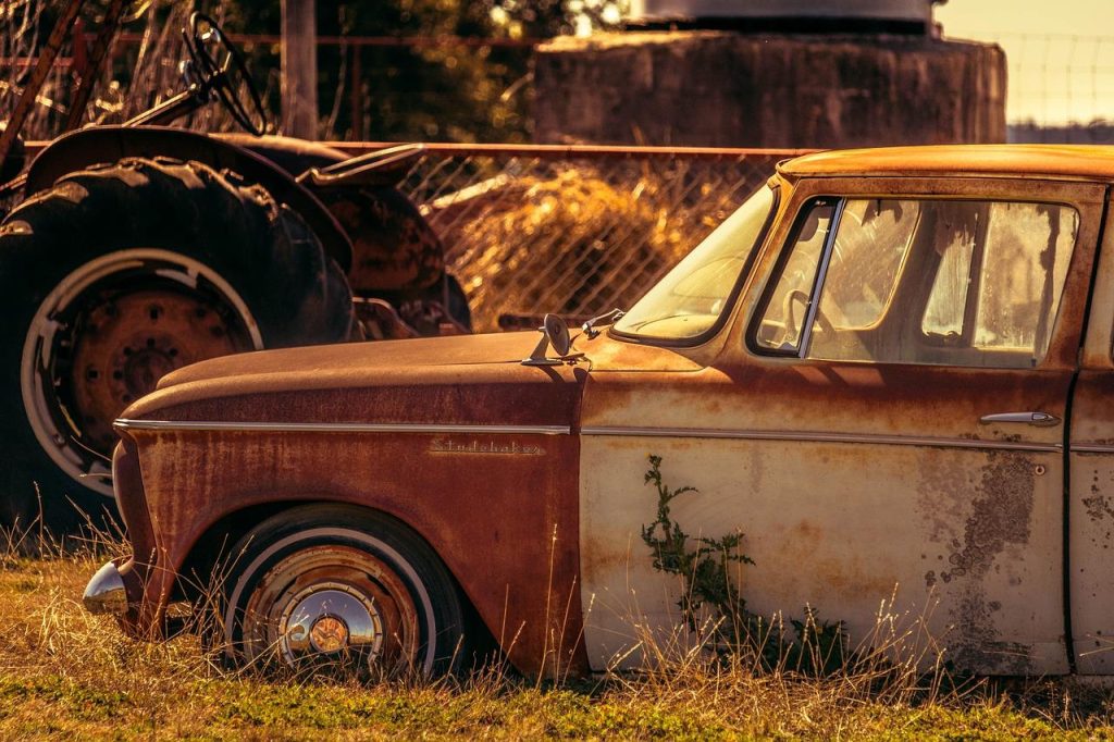 Autosloperij in Zeist met gestapelde auto's voor demontage en recycling van onderdelen