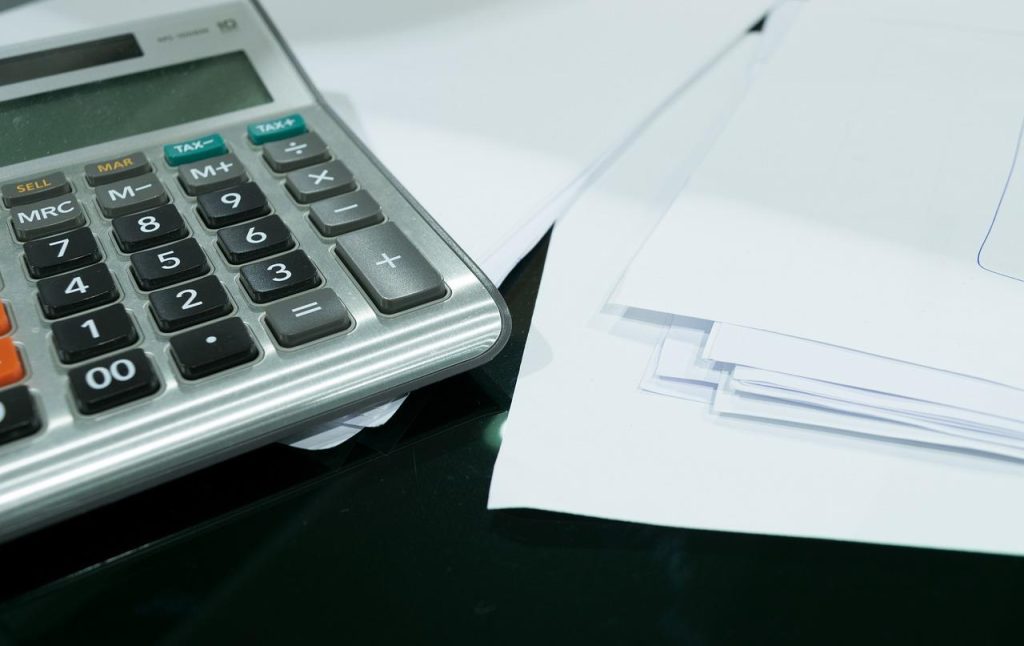 Professionele boekhouder in Huizen helpt ondernemer met financiële administratie en belastingplanning