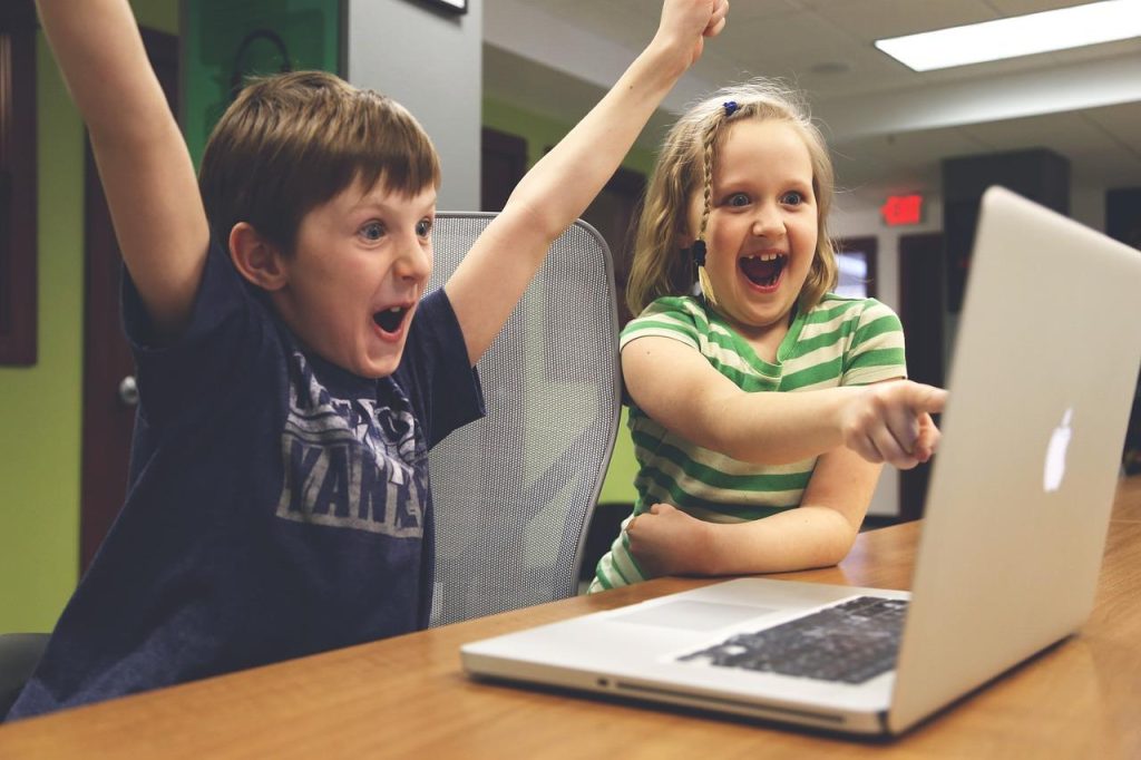 Computerwinkel in Etten-Leur met laptops, desktops en randapparatuur op display