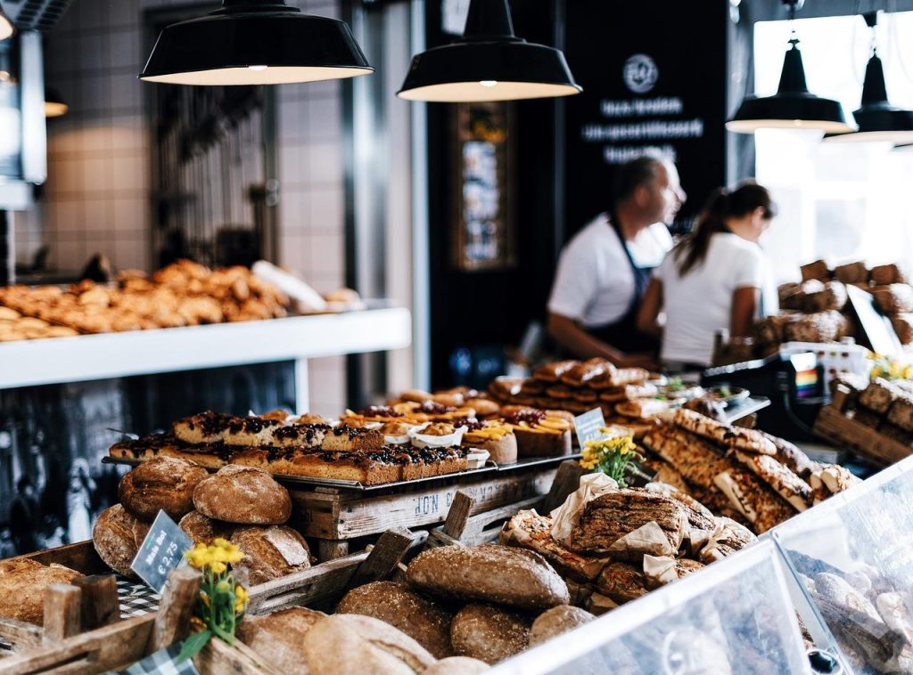 Verse bakkerij in Hengelo met ambachtelijk gebakken broden, croissants en gebakjes in de winkelvitrines