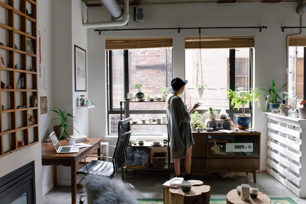 Moderne woonkamer met nieuwe vloer en meubels na renovatie van de woonkamer