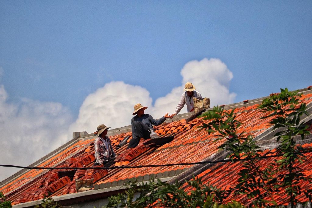 Professionele dakwerker in Uden voert dakonderhoud en reparatie uit aan een dak in topconditie