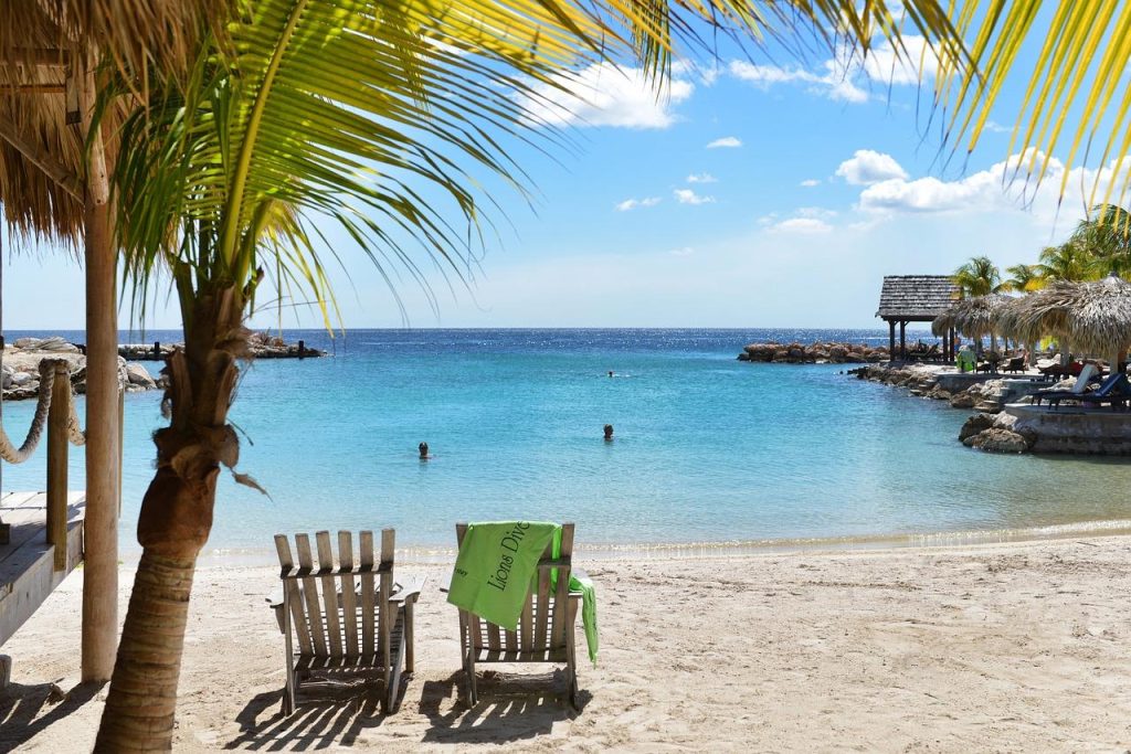 Kleurrijke huizen en kristalheldere wateren, verborgen parels van Curaçao wachten op ontdekking