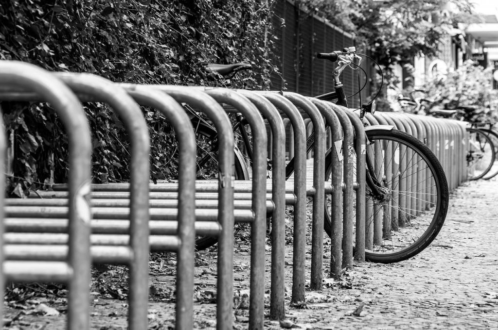 Moderne fietsenstalling in Barneveld met veilige parkeerplaatsen voor fietsers bij het stadscentrum
