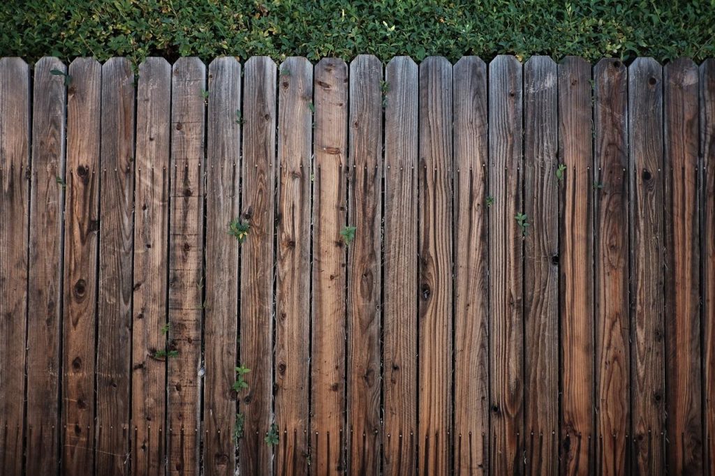 Duurzame composiet schutting in grijze afwerking als moderne tuinafscheiding met natuurlijke uitstraling