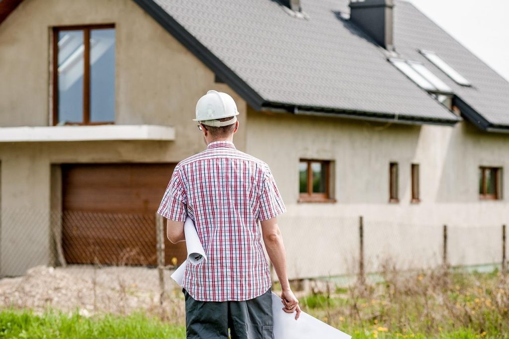Architect controleert bouwplannen voor kavel in Doetinchem met ontwerp en schetsmateriaal