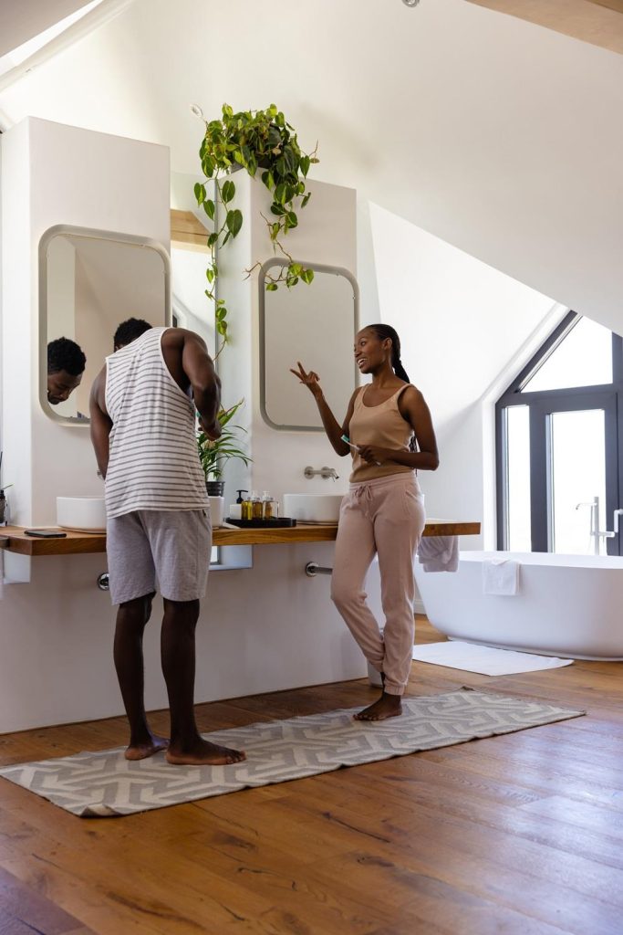 Luxe badkamer oase met moderne inrichting, natuurlijke materialen en sfeervolle verlichting voor stijl en comfort