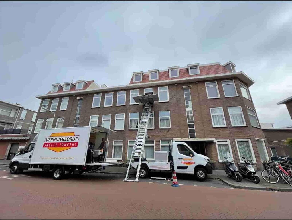 Professional van Verhuisbedrijf Snelle Jongens demonstreert correct gebruik van verhuislift bij het vermijden van veelgemaakt